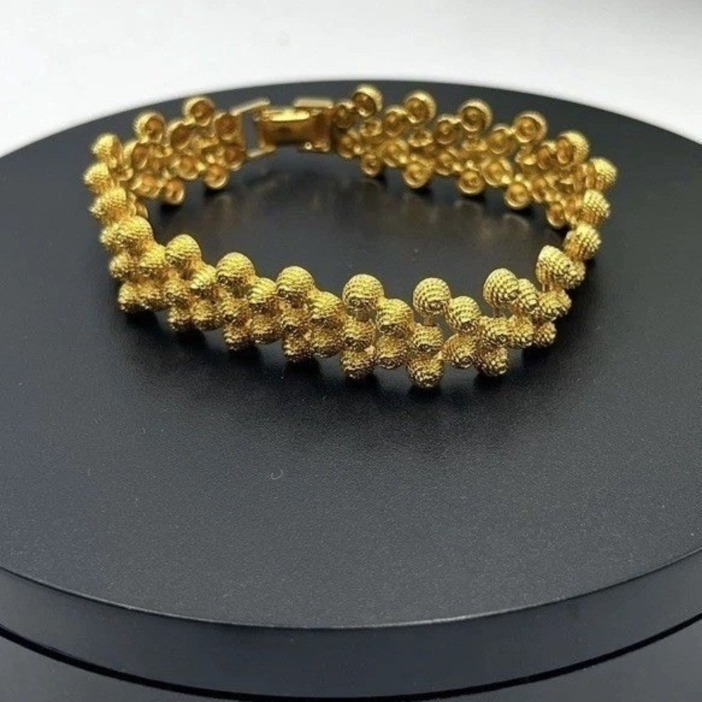 Avon Vintage Gold Tone Etruscan Revival Bee Hive Round Bracelet Haute Coture